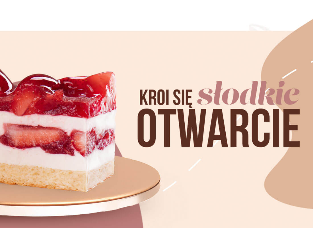 Baner reklamowy z kawałkiem ciasta z truskawkami i bitą śmietaną oraz napisem Kroi się słodkie otwarcie – zapowiedź otwarcia cukierni lub kawiarni.