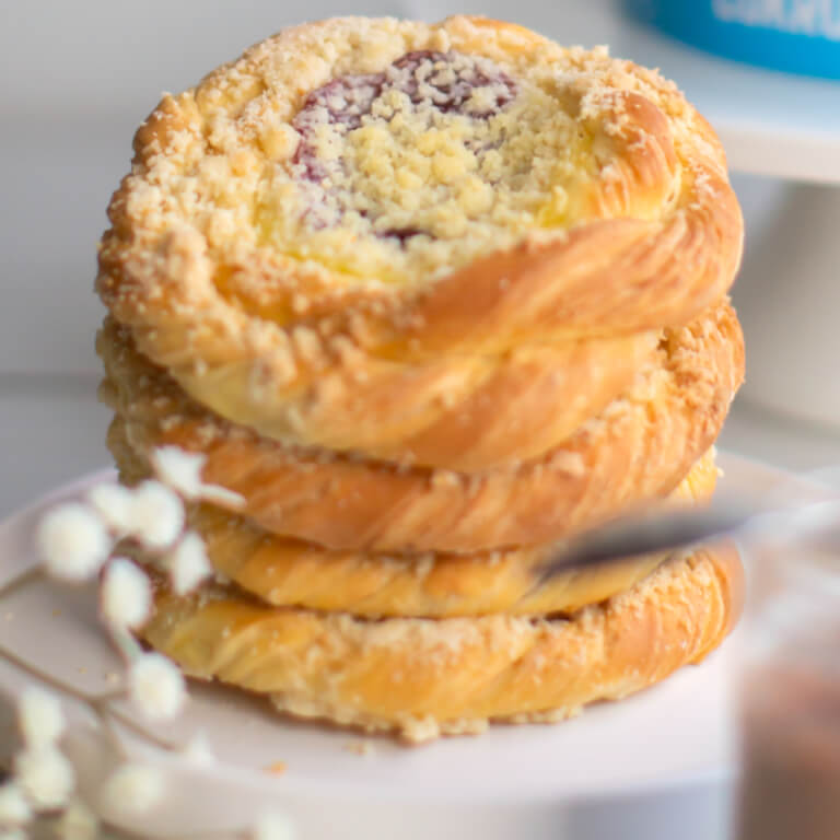 Strawberry sweet yeast bun - Artisanal biscuits - Pastries - Zdjęcie 3