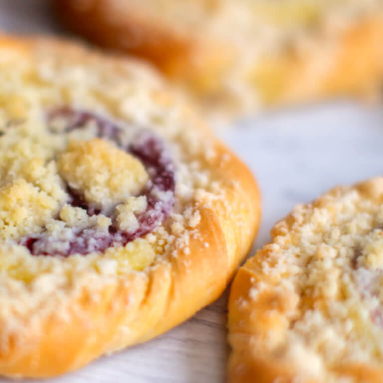 Strawberry sweet yeast bun - Artisanal biscuits - Pastries - Zdjęcie 4
