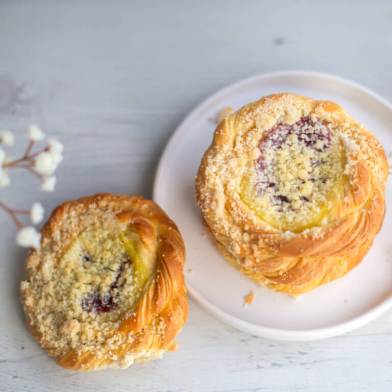 Strawberry sweet yeast bun - Artisanal biscuits - Pastries - Zdjęcie 2