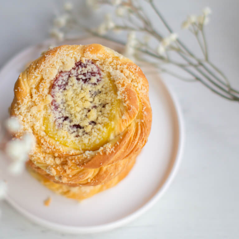 Strawberry sweet yeast bun - Artisanal biscuits - Pastries - Zdjęcie 1