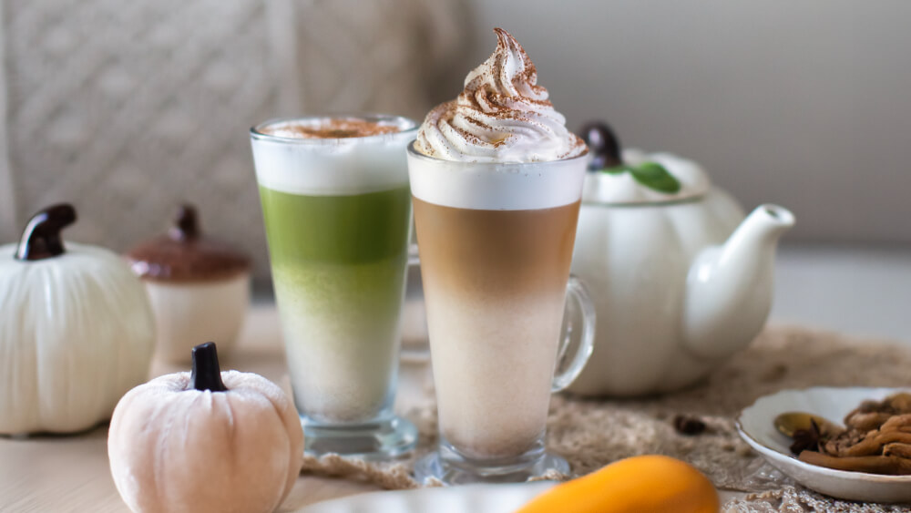 Historia Pumpkin Spice Latte: skąd się wzięła jej popularność?